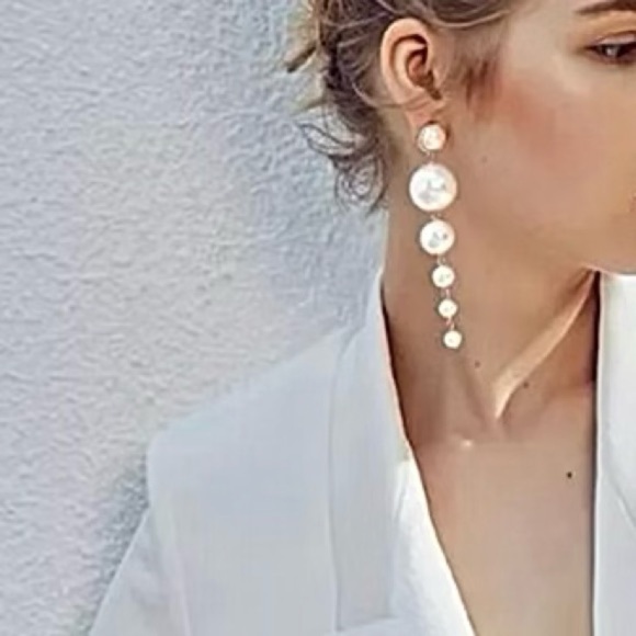 Pearl Earrings (clip-on)
(New) - Picture 6 of 10